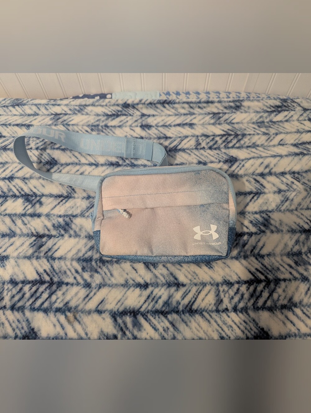 Small Under Armour Light Blue Crossbody Bag x1